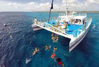 Big group snorkels with Key West Boat Party